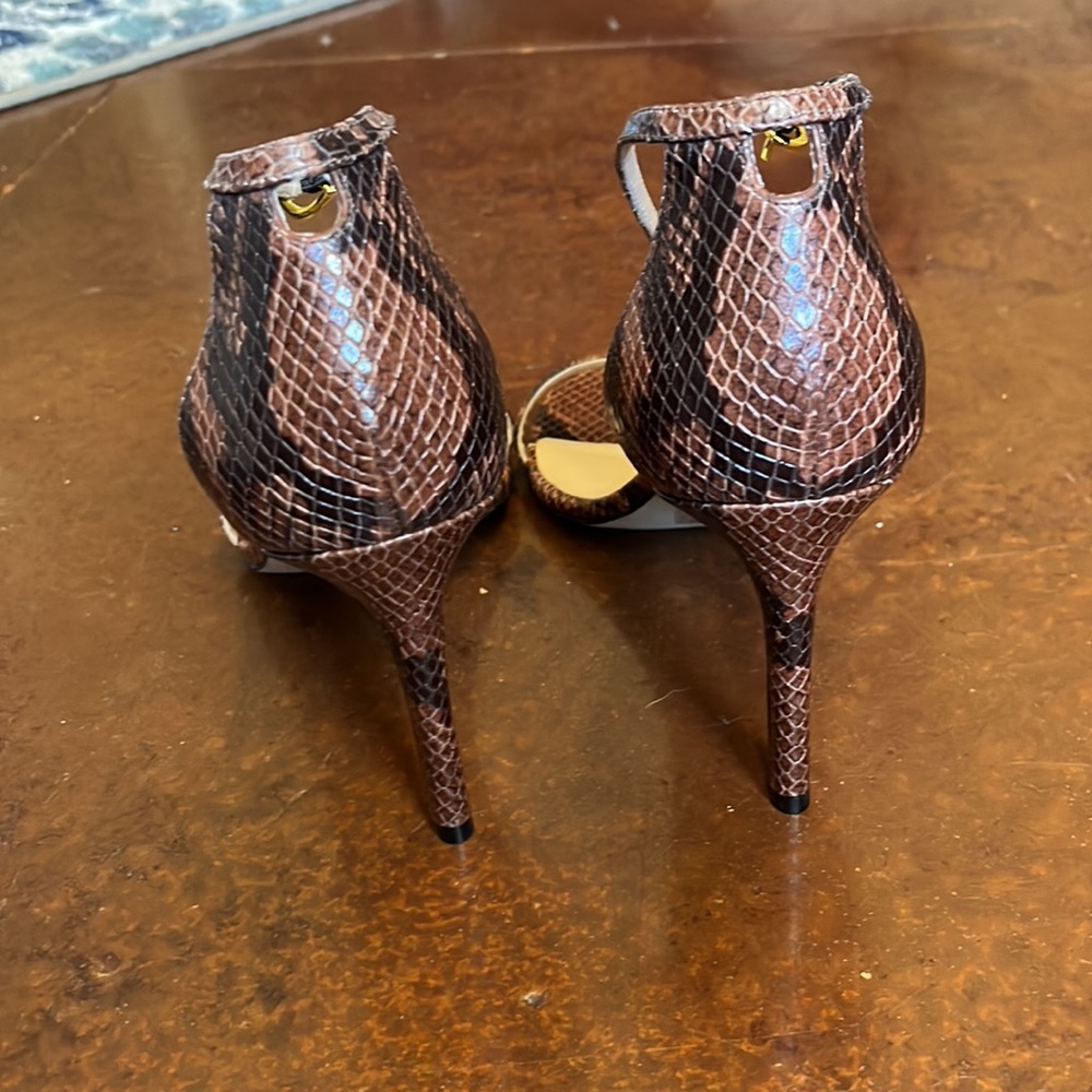 Stuart Weitzman - Picture 5 of 5